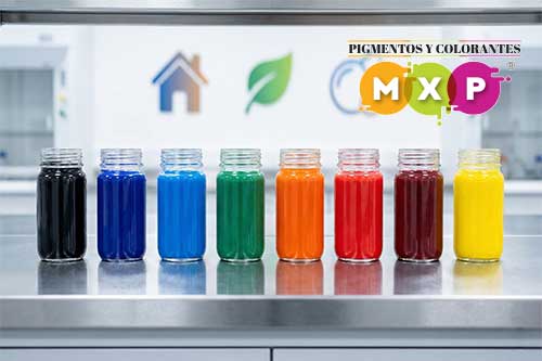 Comparativa de seguridad industrial: Izquierda, manejo peligroso de pigmento en polvo con polvo volando; Derecha, manejo seguro y limpio de dispersión líquida SunCoat en planta moderna. | MXP